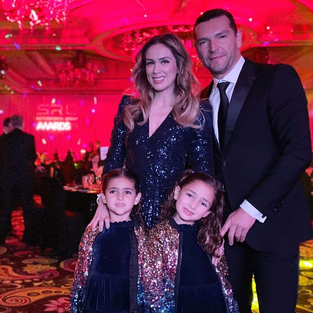Jacky Bracamontes cumple 40 años y su esposo la celebra con romántica serenata