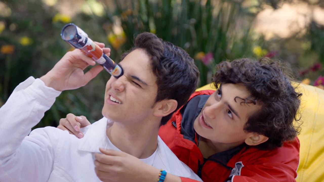 Aris tiene grades recuerdos con los caleidoscopios que Audifaz le daba de pequeño y así fue como se le ocurrió regalarle uno a Temo, para pintar su vida de colores...