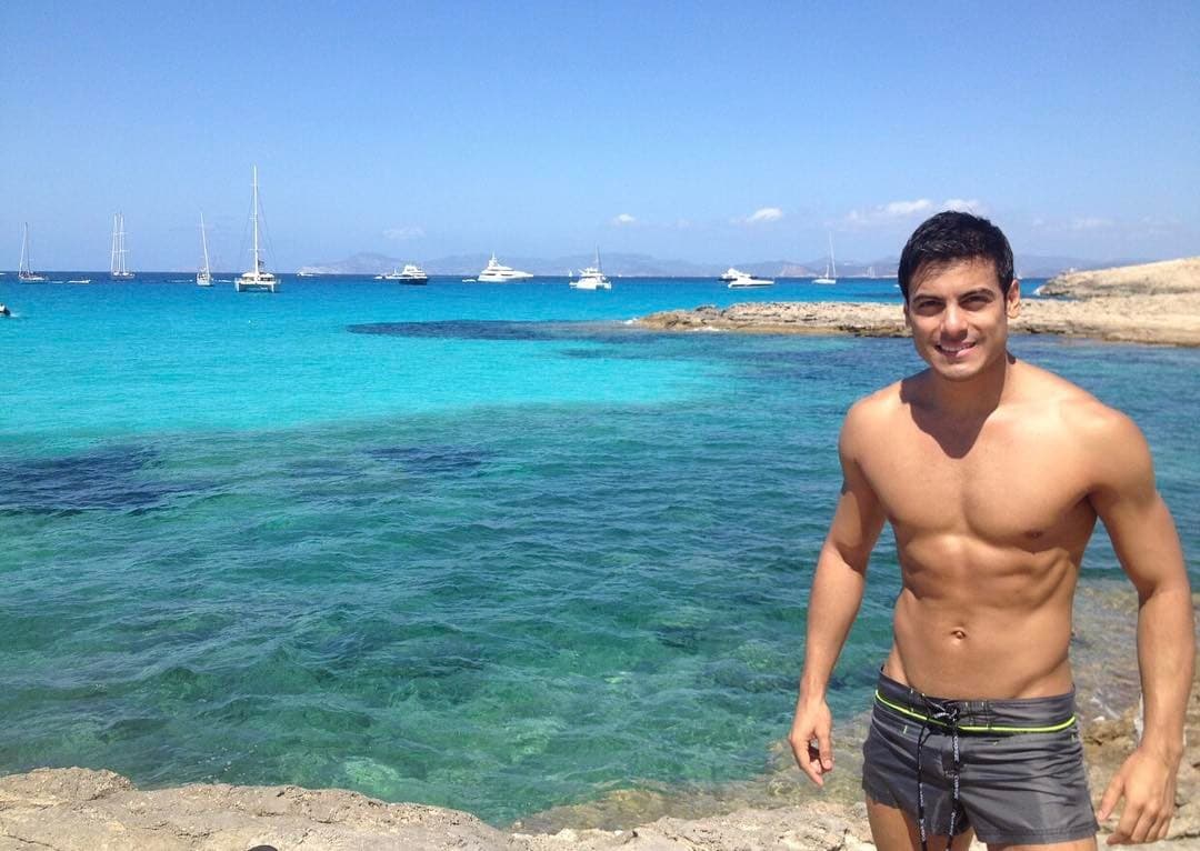 En las imágenes, Carlos Rivera deja claro que su cuerpo es producto del ejercicio y un estilo de vida saludable