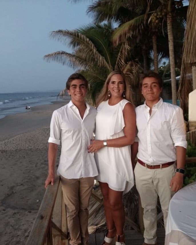 Fruto de su relación amorosa tuvieron a los gemelos: Emilio y Santiago, quienes causan revuelo por lucir idénticos a su famoso padre.