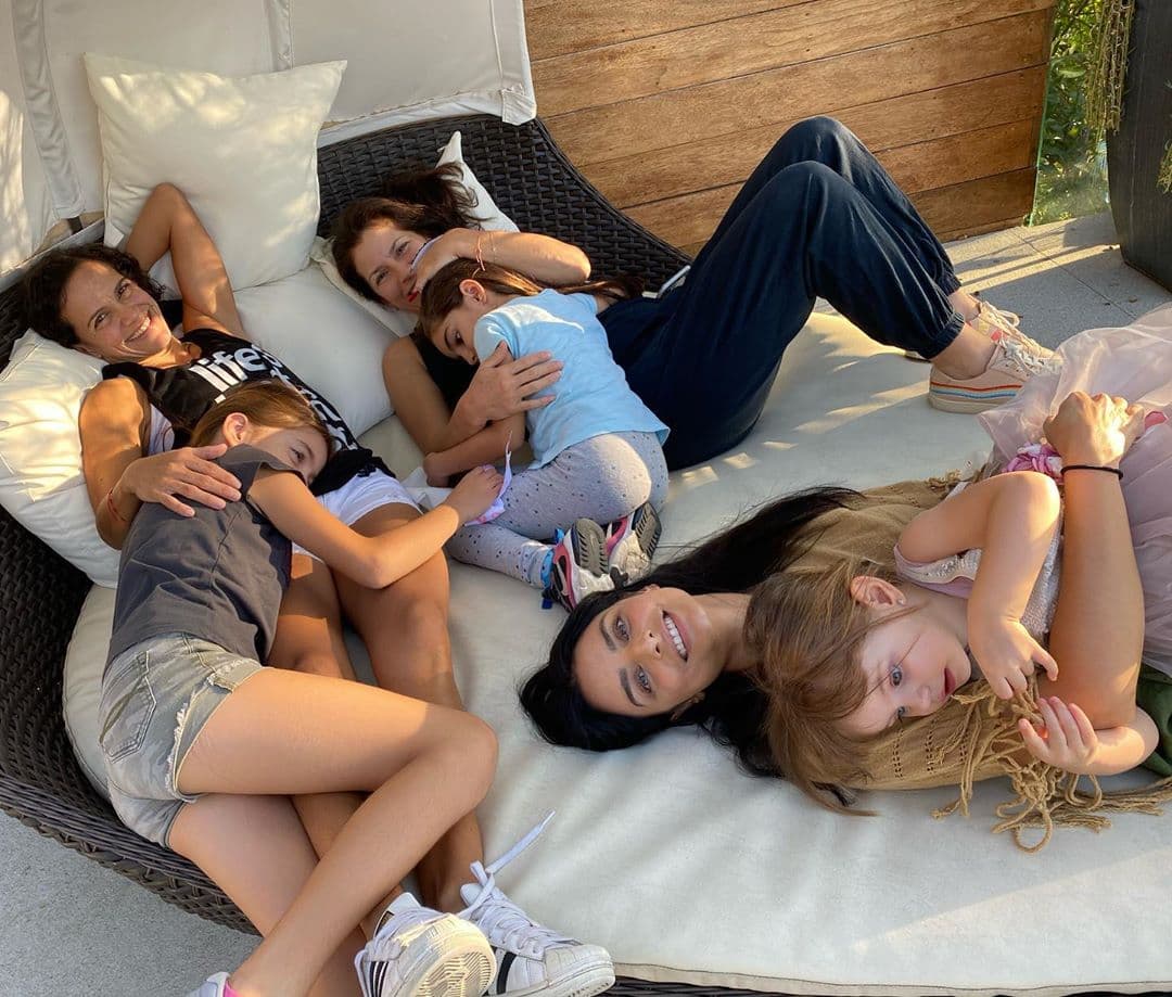 Aislinn Derbez también conmemoró el día a través de una fotografía en la que aparece junto a Kailani, Alessandra y Mariana con sus respectivas hijas: “Dicen que ayer fue ‘Día de las hijas’ y no hay nada más delicioso en la vida que esta foto. ¿O no? (hasta parece foto posada pero no fue)”.