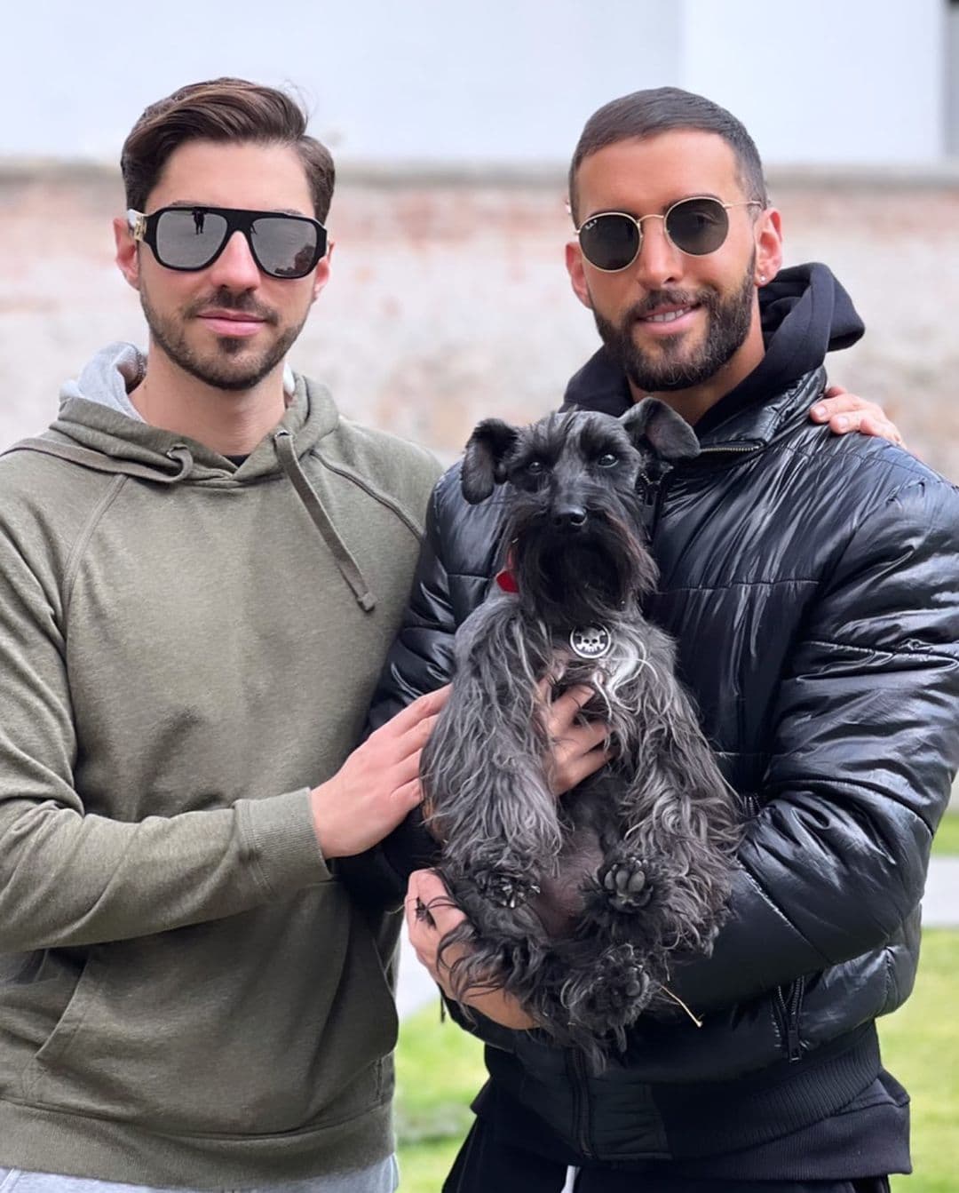 Roberto Carlo y su bella familia al lado de Rubén Kuri.