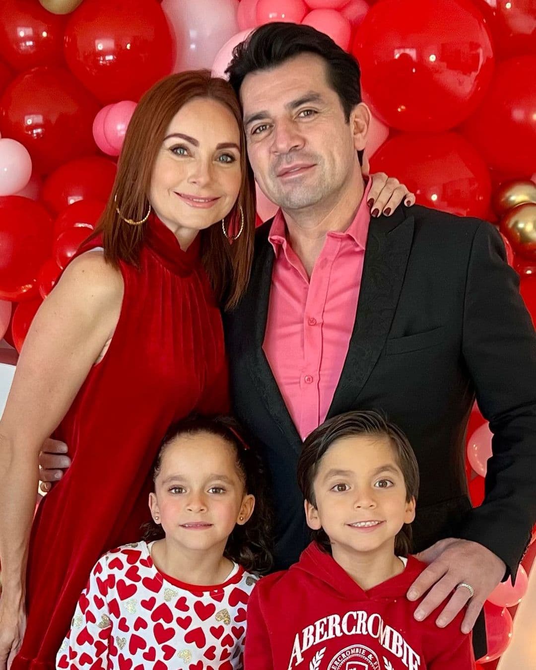 Elizabeth Álvarez impacta con adorables fotos de sus hijos con Jorge Salinas