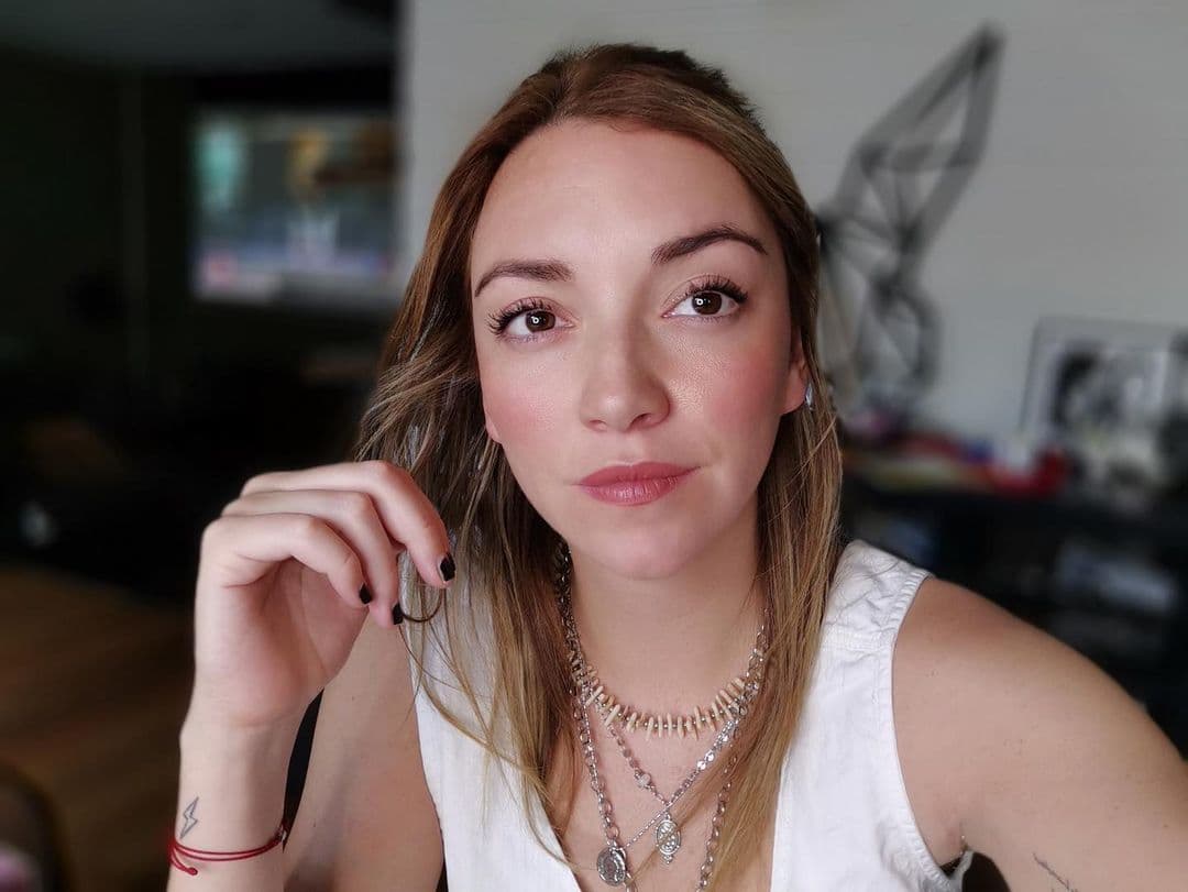 “Eres un espectáculo solo existiendo Re”, escribió María León junto al emoji de una corona de princesa, mientras que la actriz, Camila Selser anotó: “Me gustan esas orejitas de fondo”.