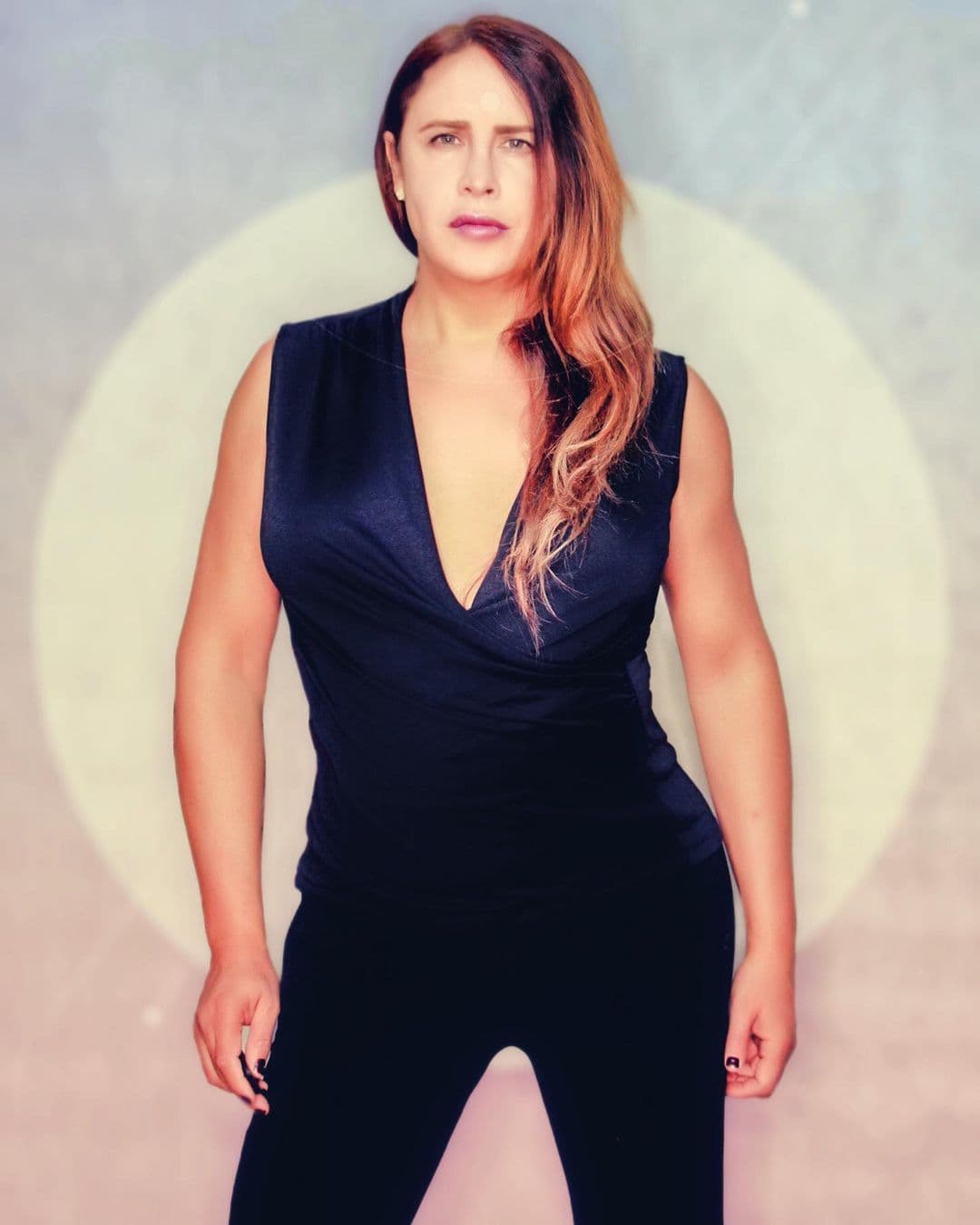 Karla Sofía Gascón sorprende en topless desde la playa y le llueven piropos