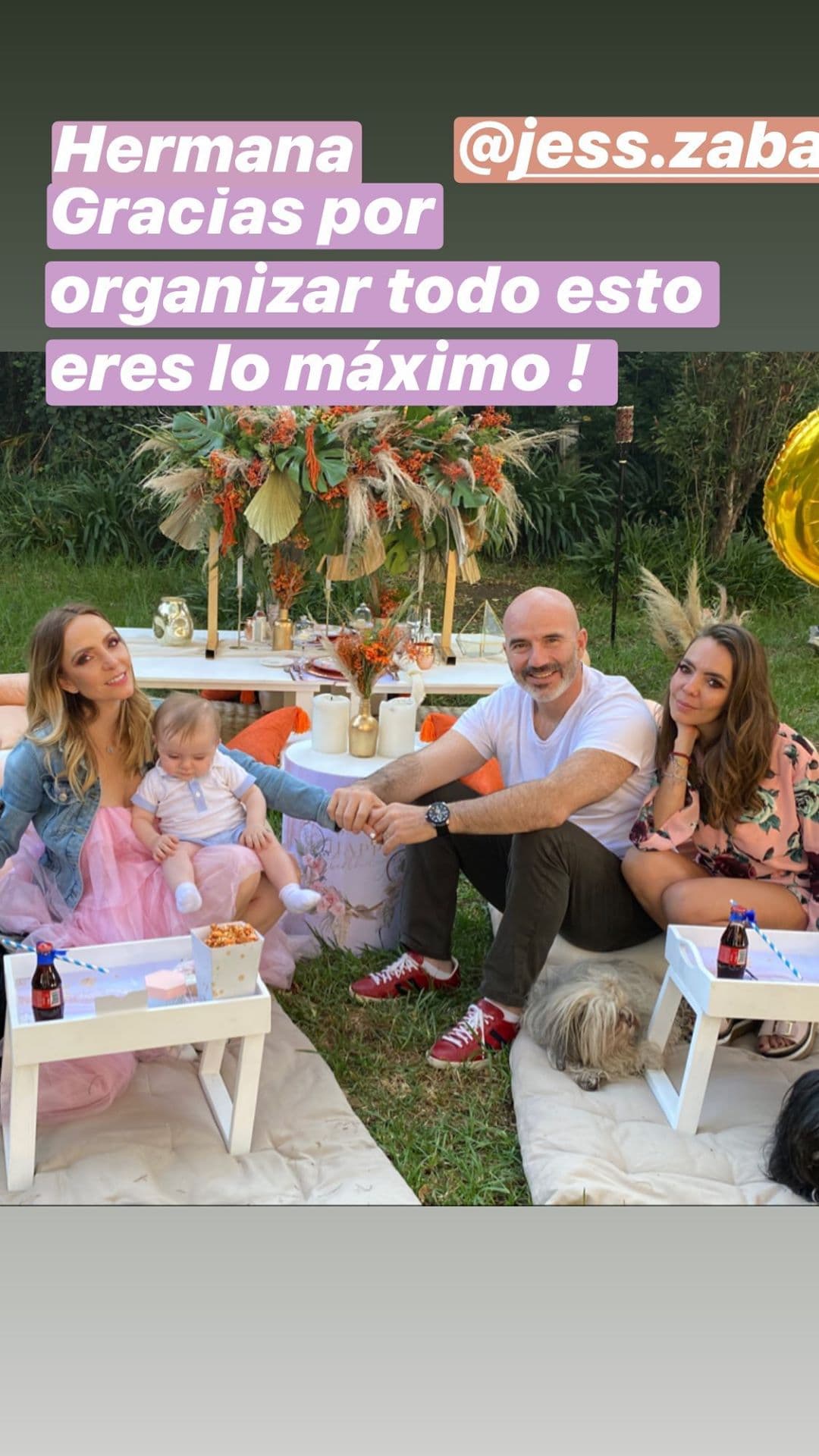 Erika Zaba, quien como buena protagonista lució un vestido de tul color rosa, no dejó pasar la oportunidad de agradecer lo afortunada que es por tener una familia que, pese a las circunstancias, la sorprendió con una espectacular fiesta.