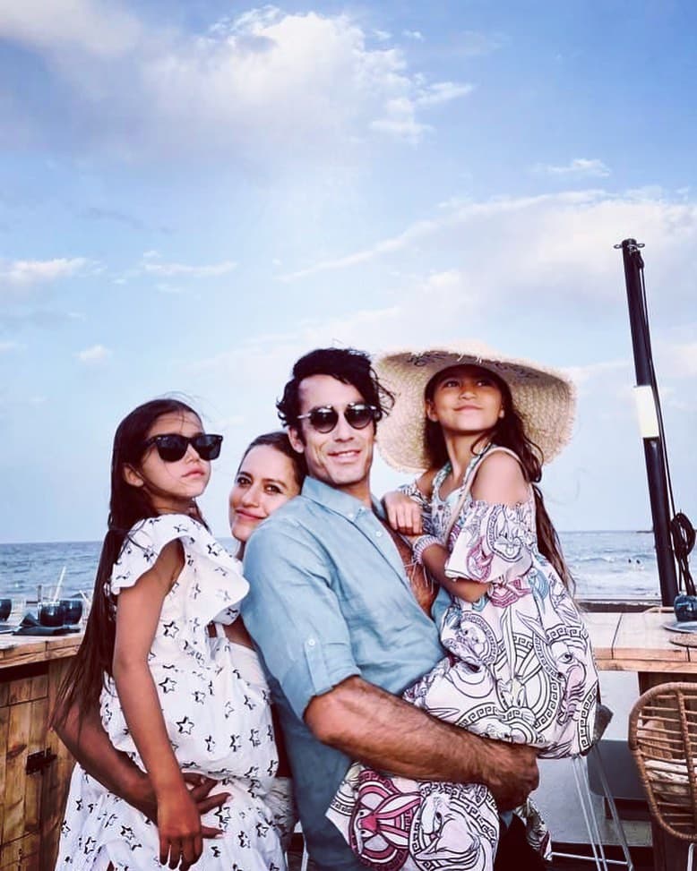 Aarón Díaz presume lujosas vacaciones juanto a sus hijas y su esposa