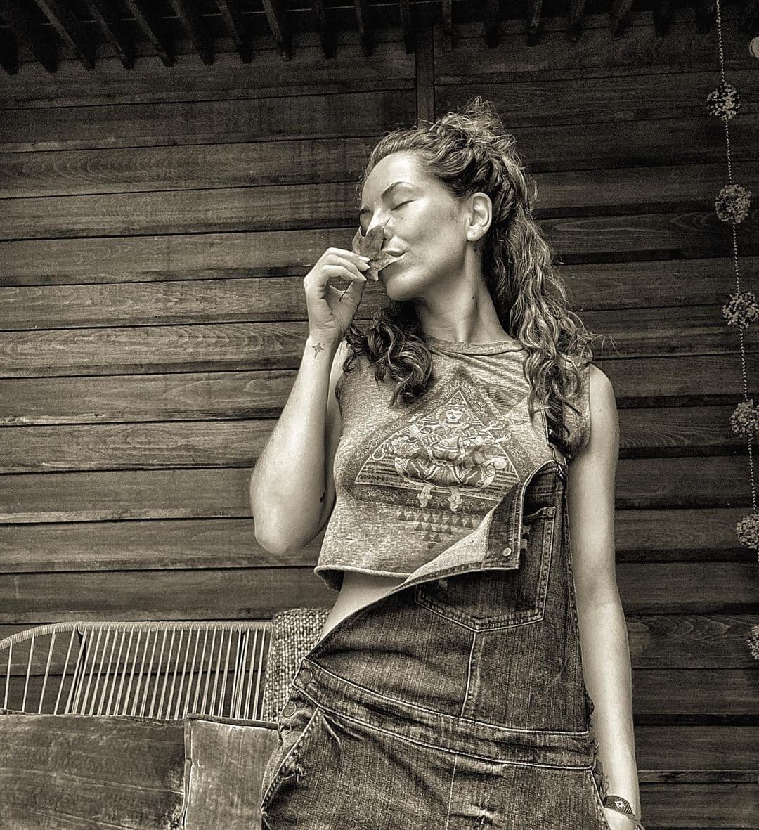 La belleza de Bárbara Mori es admirada y reconocida desde el momento que debutó en pantalla, misma que ahora traspasa las redes sociales, donde el pasado fin de semana causó revuelo a publicar un foto en la que lució su rostro completamente al natura.
