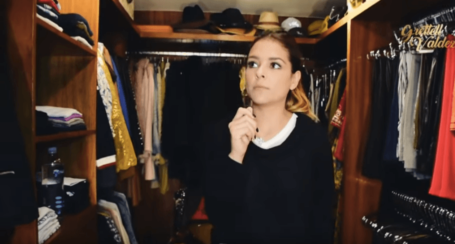 "Es mi lugar favorito porque aquí es donde me encierro, donde es mi momento de reflexión", dijo al inició del material audivisual de poco más de nueve minutos de duración.