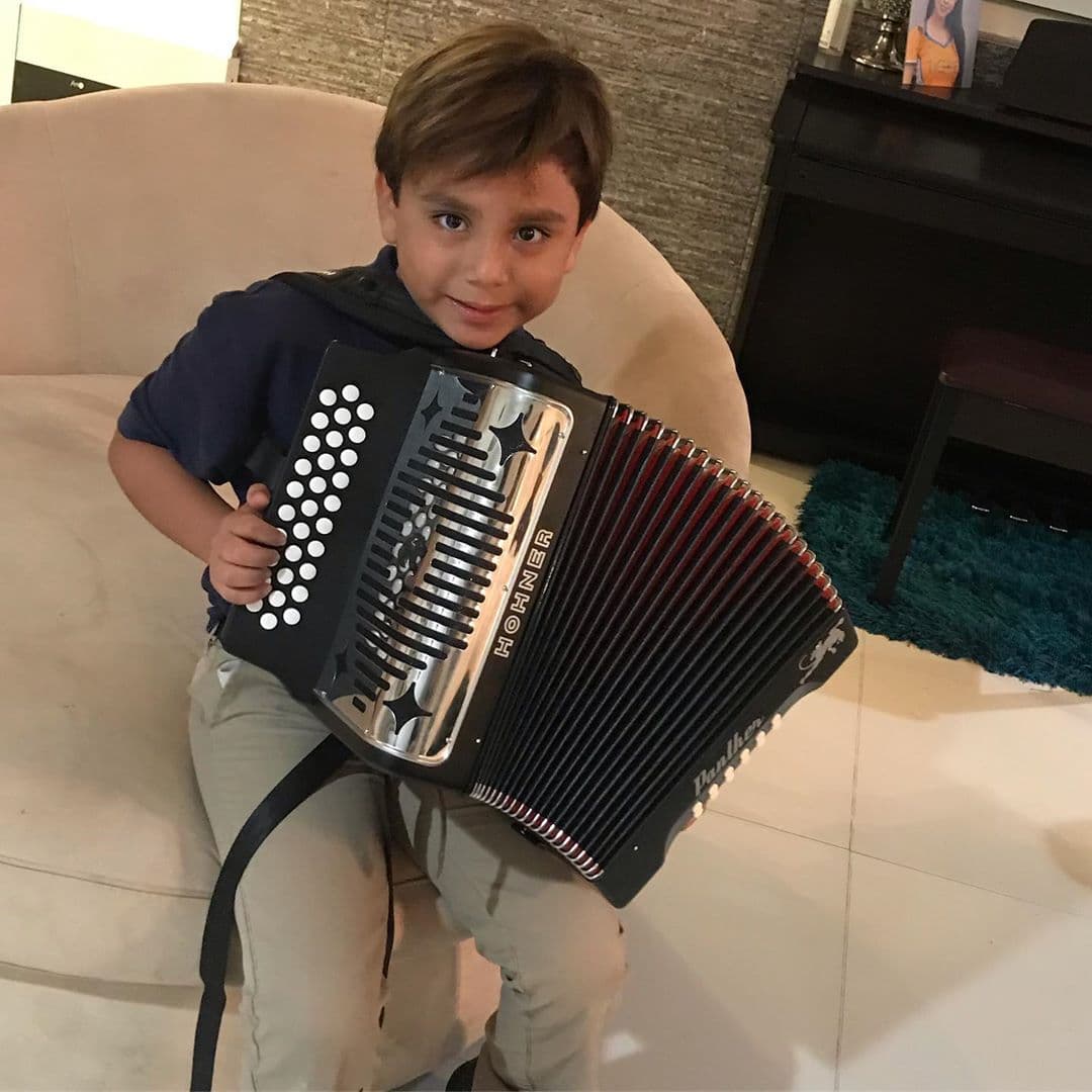 “Después de algún tiempo, gracias a Dios tuvimos en excelente charla mi gran hijo y yo. Los tiempos son perfectos y todo tiene su razón de suceder (…)”, precisó el cantante, quien según sus seguidores Miguel es idéntico a él e incluso en redes sociales la madre del menor muestra su gusto por la música y el acordeón.