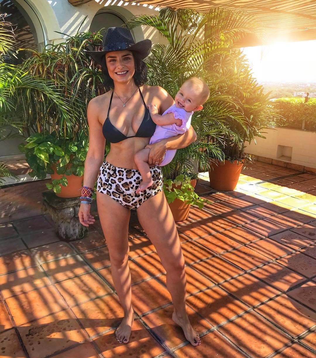 Aislinn Derbez balconea a su hija Kailani en cómico video