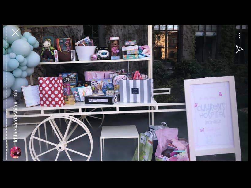 Otro detalle de la gran celebración fue la mesa de regalos que Khloé colocó en el lugar. De acuerdo con ella, éstos no serían entregados a su hija, sino a una clínica de Los Ángeles, California.