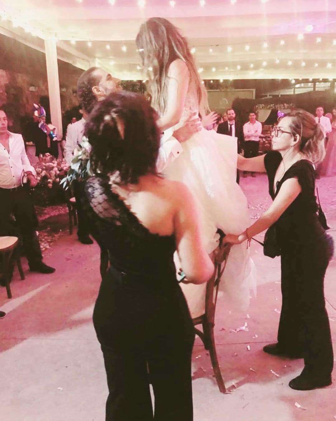 Mientras que en otra fotografía, aparece Dulce María a punto de lanzar el ramo de novia: “¡Recordar es volver a vivir! ¡Aquí en un momento súper divertido para tooooodas las novias, el ramo!!”, escribió al pie de publicación.