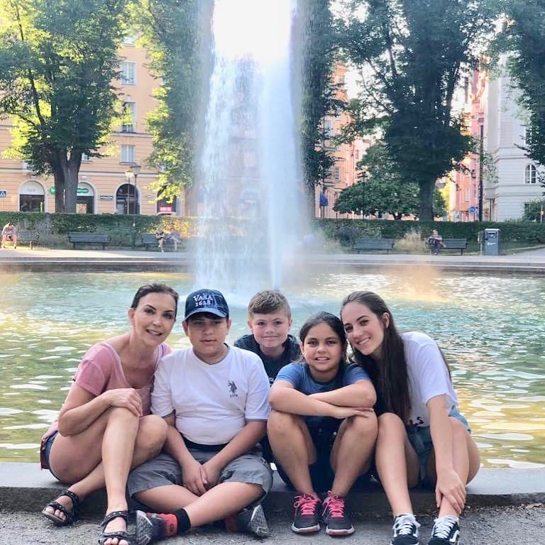 Laura Flores y sus hijos.