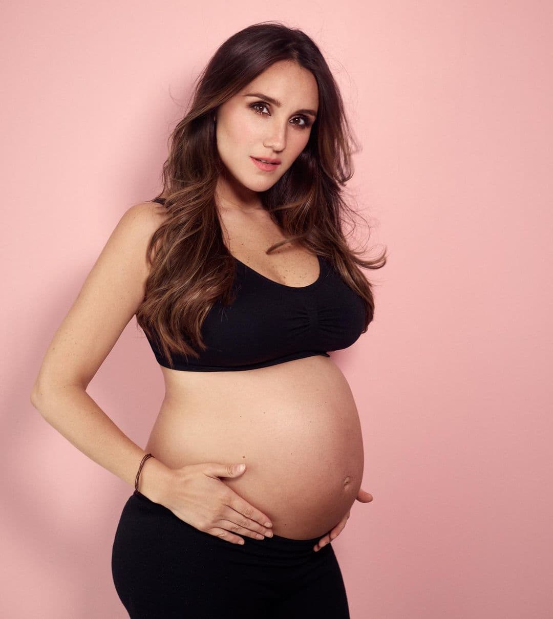 Dulce María presume su avanzado embarazo y fans se desviven en halagos: ‘Qué hermosa pancita’