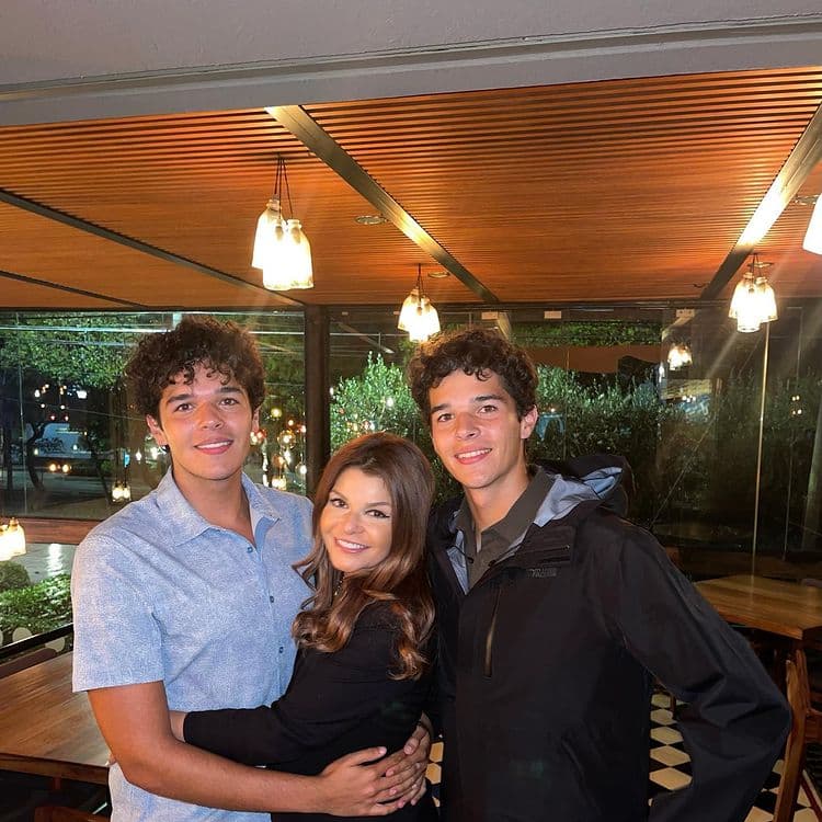 En el aspecto amoroso, Roberto vive un tórrido romance con una joven de nombre Zaira; mientras que a Eduardo lo relacionaron con la actriz Gala Montes hace unas semanas.