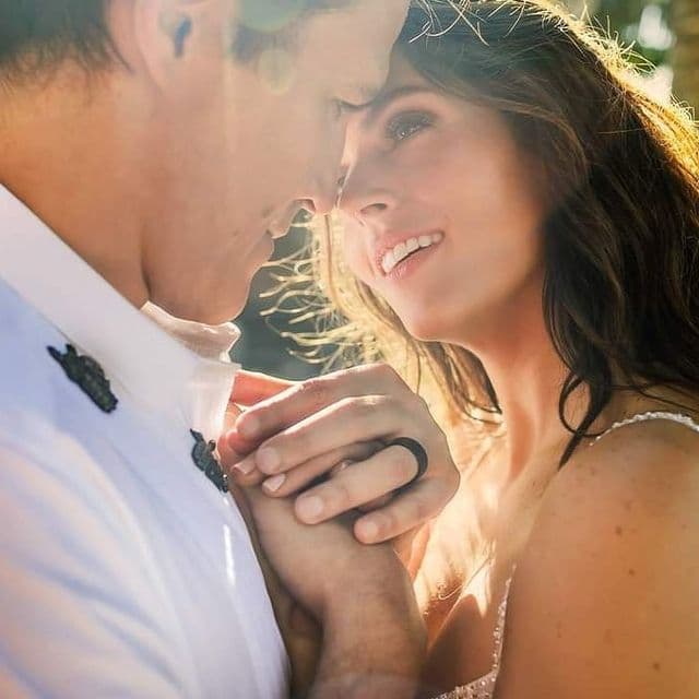 Claudia Álvarez y Billy Rovzar celebran 10 años juntos con fotos inéditas de su boda.