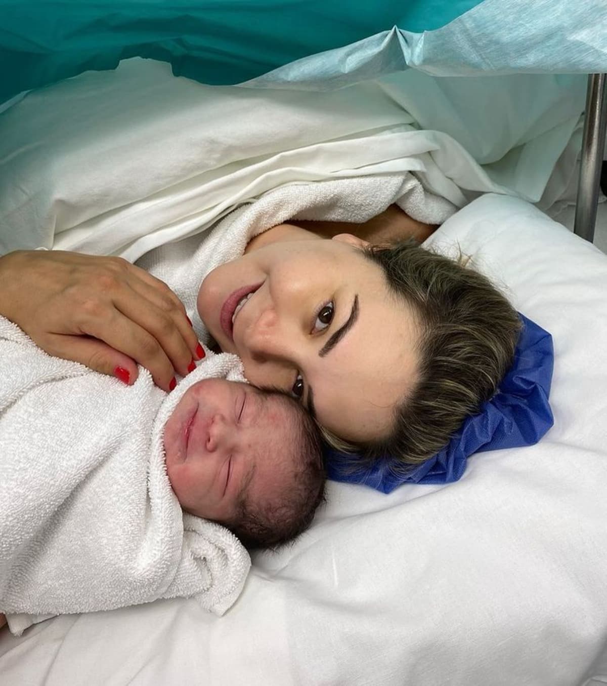 El 25 de junio, Florencia de Saracho anunció en su perfil personal el nacimiento de su hija. “Hello mundo soy María. Gracias por estar tan pendientes de nosotros, después de una semana muy pesada aquí andamos con muchas ganas de irnos a casa”.