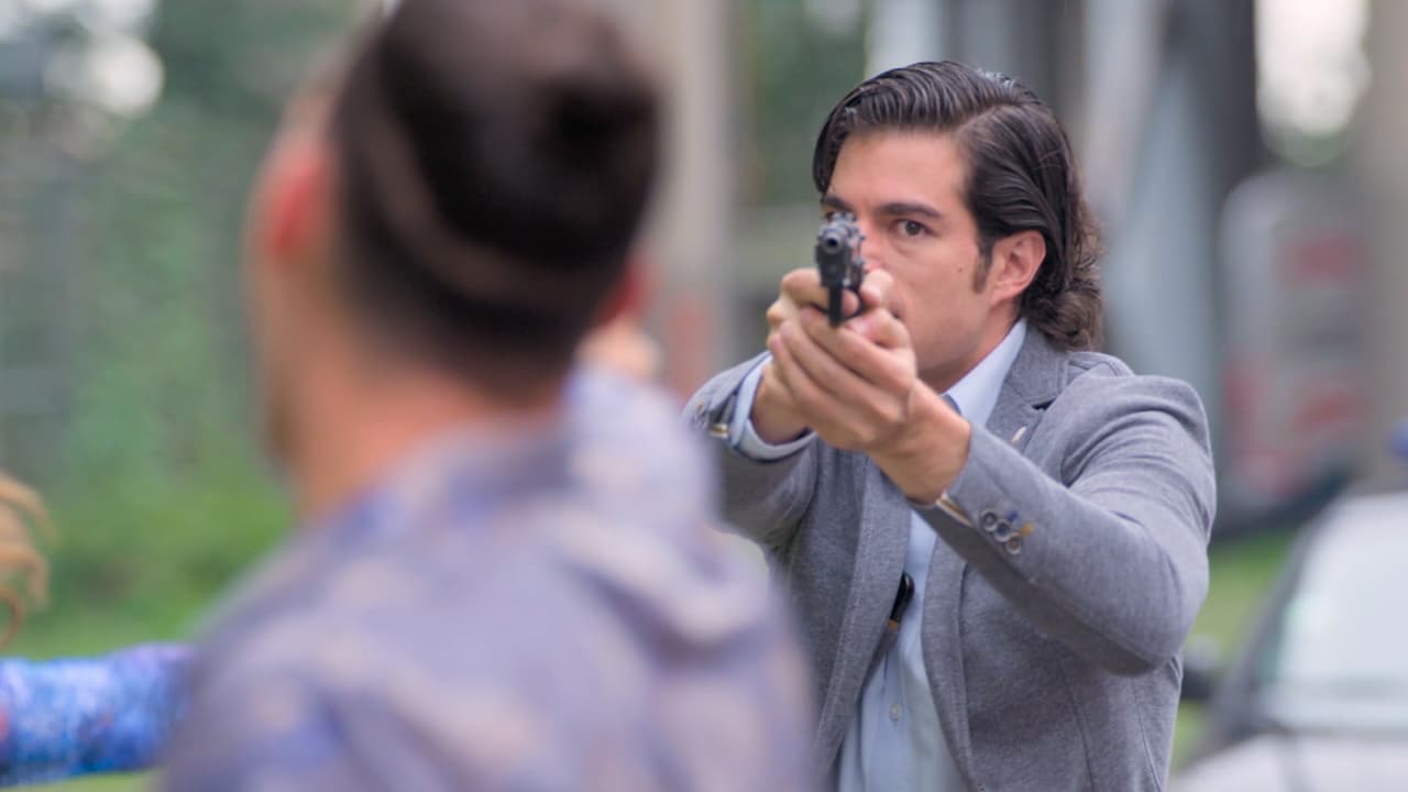 Pero Omar no permitirá que se lleve a la mujer que ama y lo enfrenta a punta de pistola.