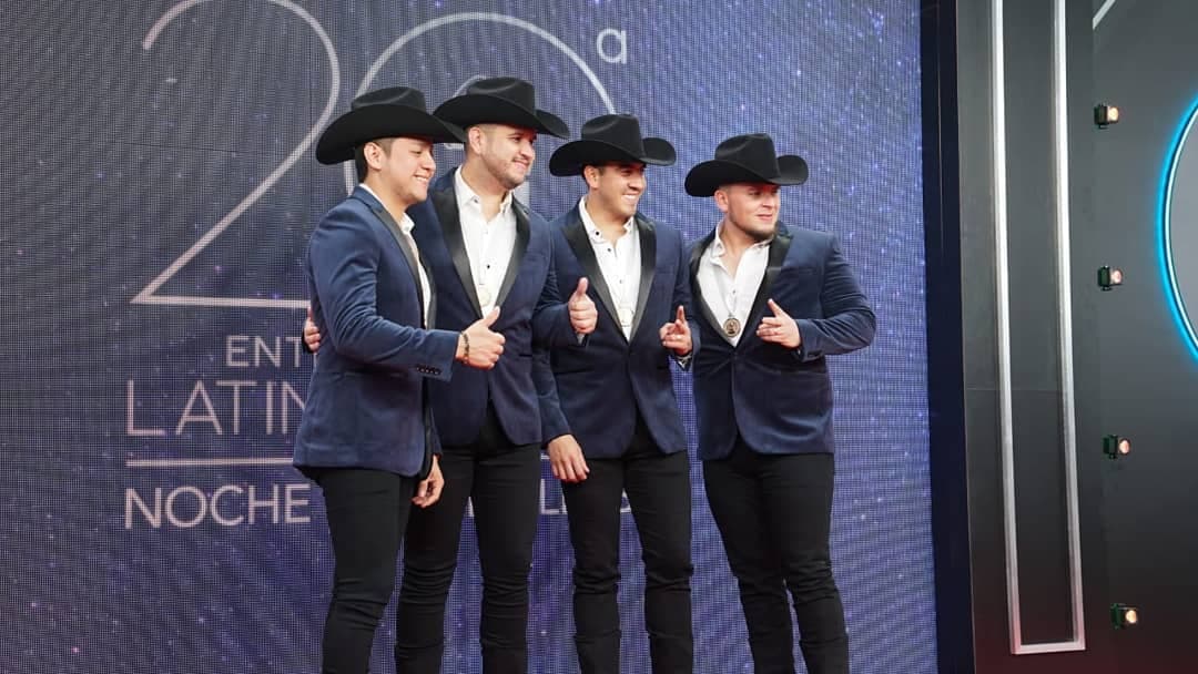 Calibre 50 no conquistó ningún premio, pero lució de forma elegante un smoking de color morado, acompañado de un sombrero negro.