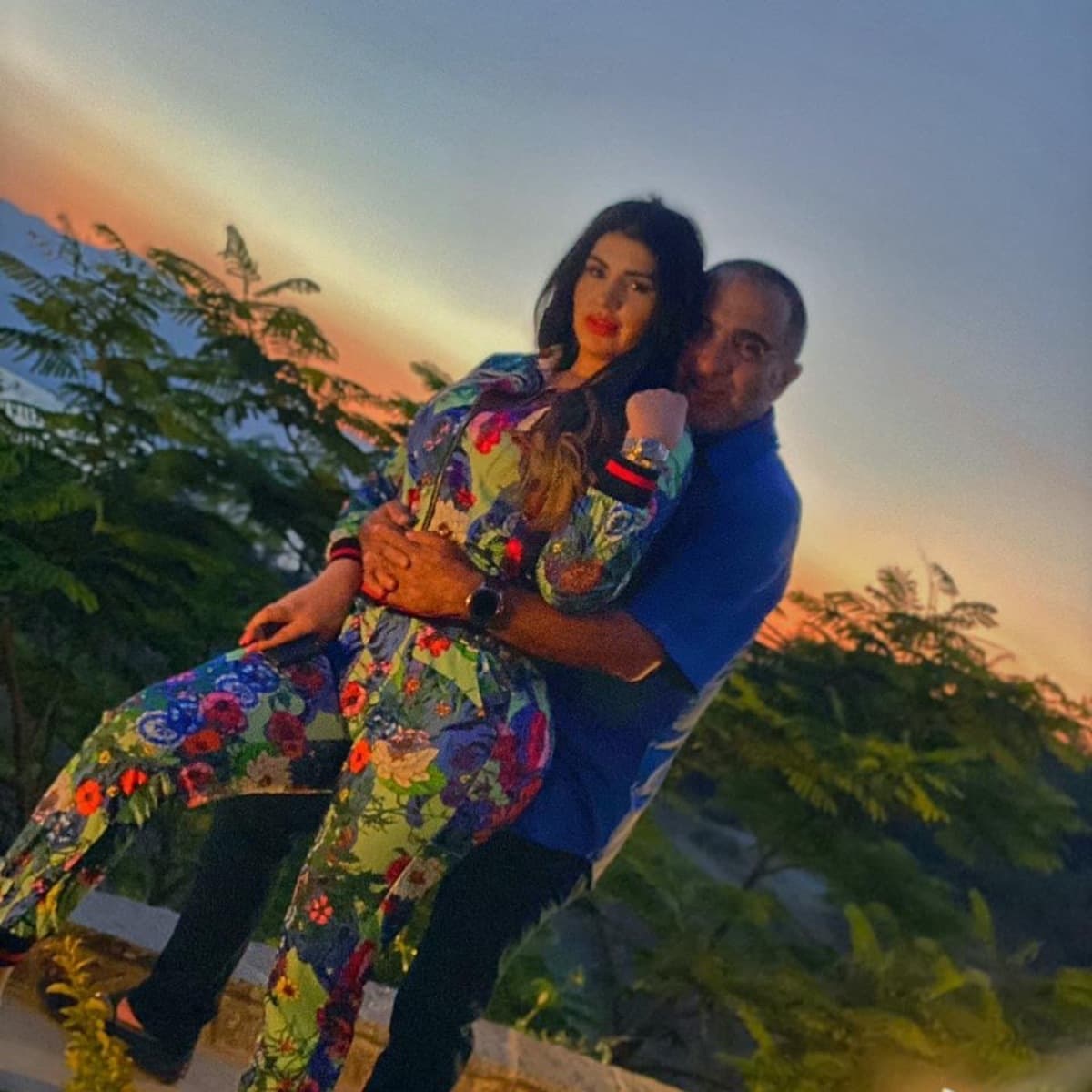 Fue el 9 de abril de 2020 que el hermano de Alejandro Fernández hizo pública su relación con González, compartiendo en su cuenta oficial de Instagram la primera imagen con ella.