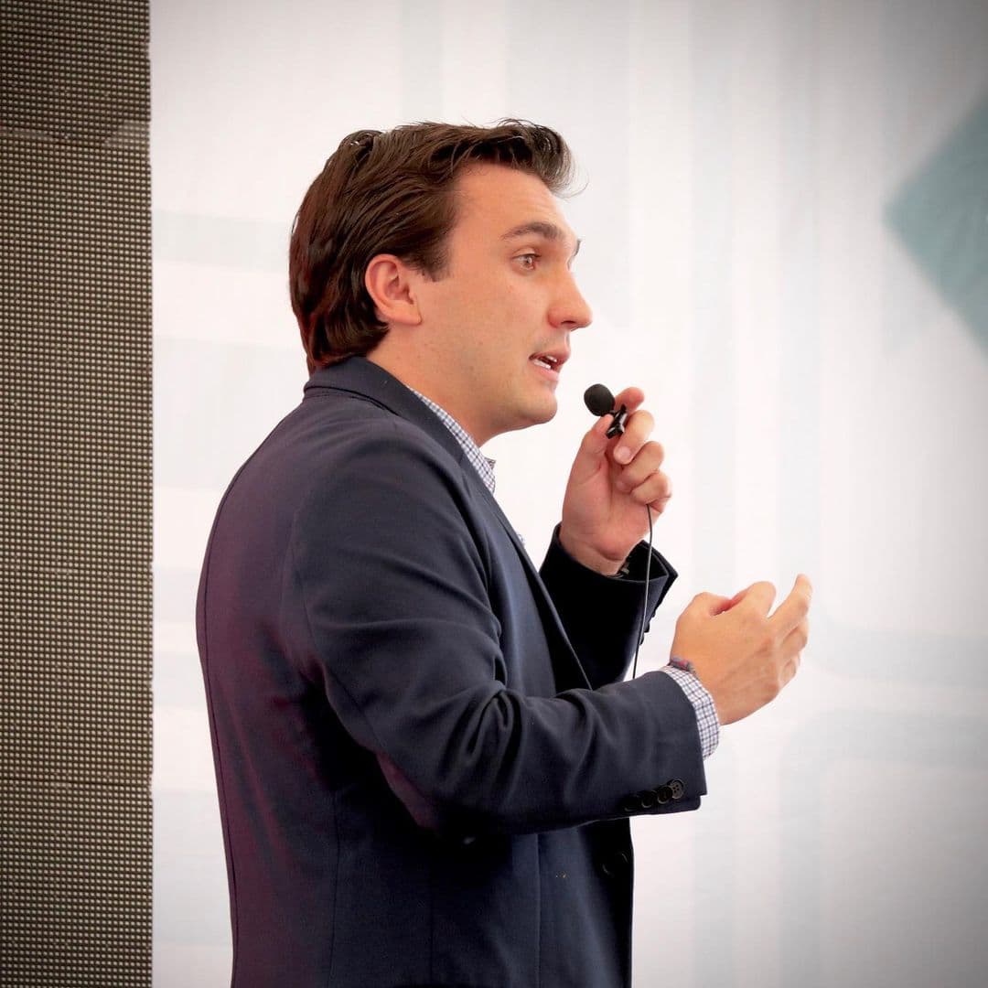 Además en los últimos años, el actor, de hoy 27 años, se ha acercado a la gente gracias a sus conferencias, en las que realiza ponencias motivacionales tituladas ‘¿Por qué a mí?’.