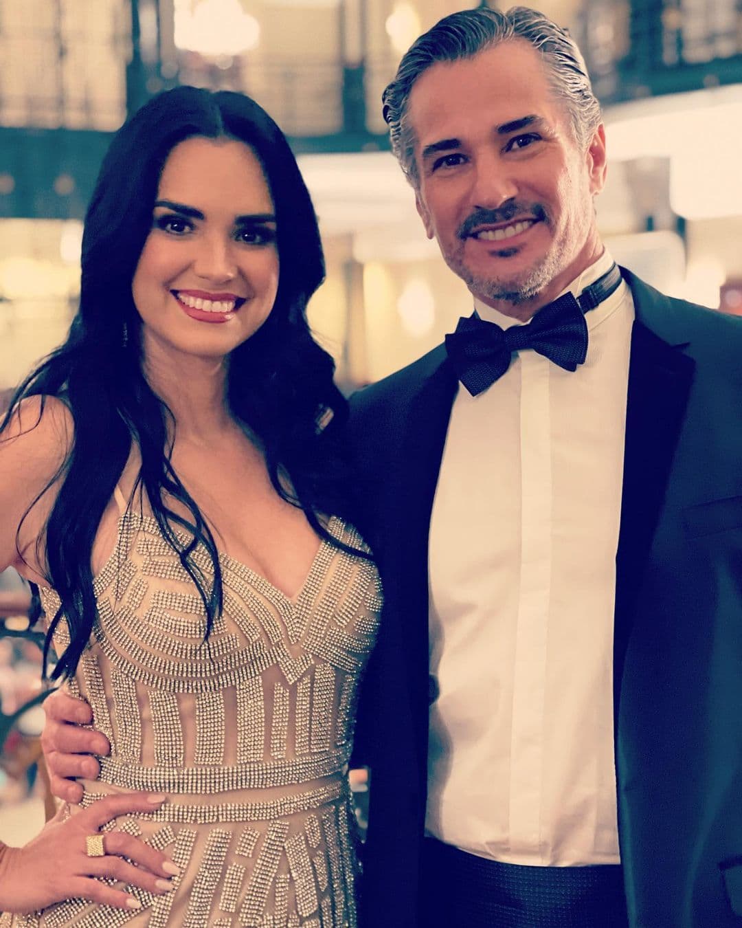 Scarlet Ortiz y Pedro Sicard protagonizan la primera historia de este LUNES 26 DE JULIO, musicalizada por el tema 'TIEMPOS MEJORES' de Yuri.