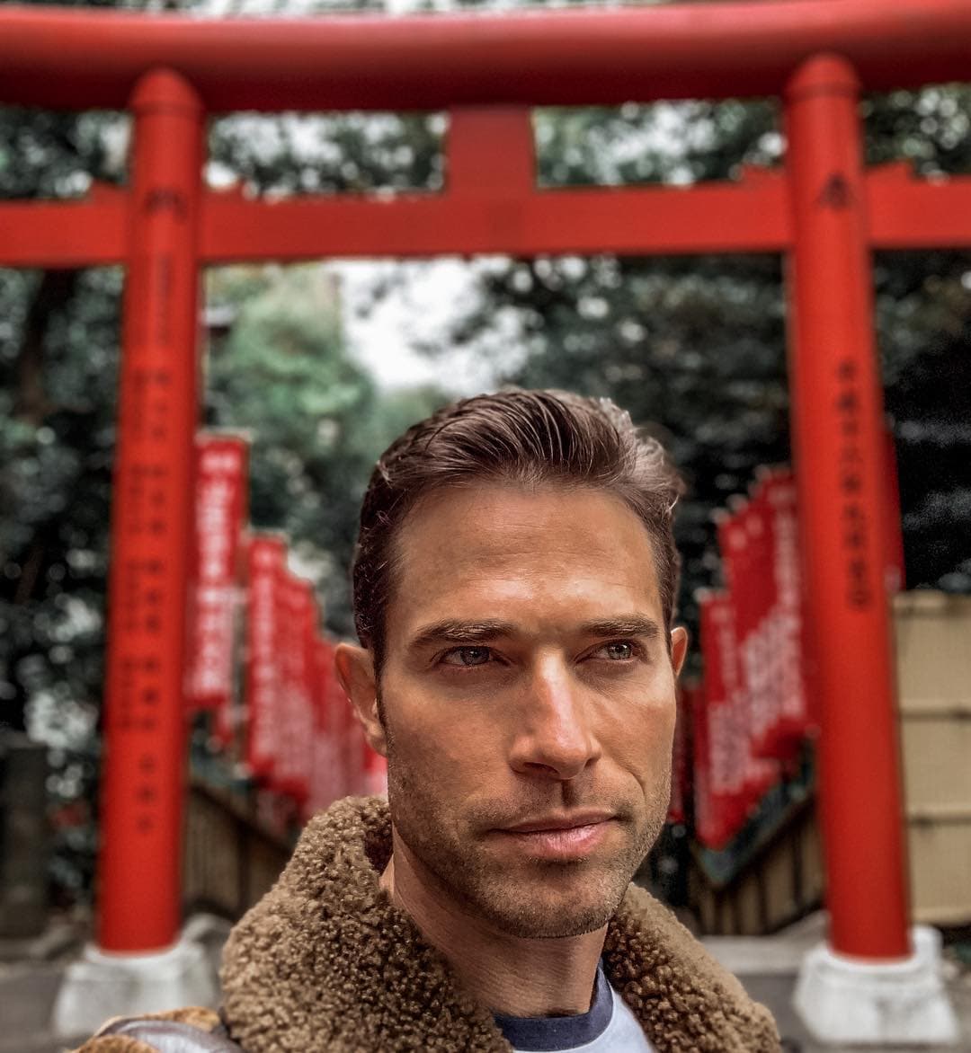 Se desarrolla en imponentes locaciones de Japón, España, Estados Unidos y México.