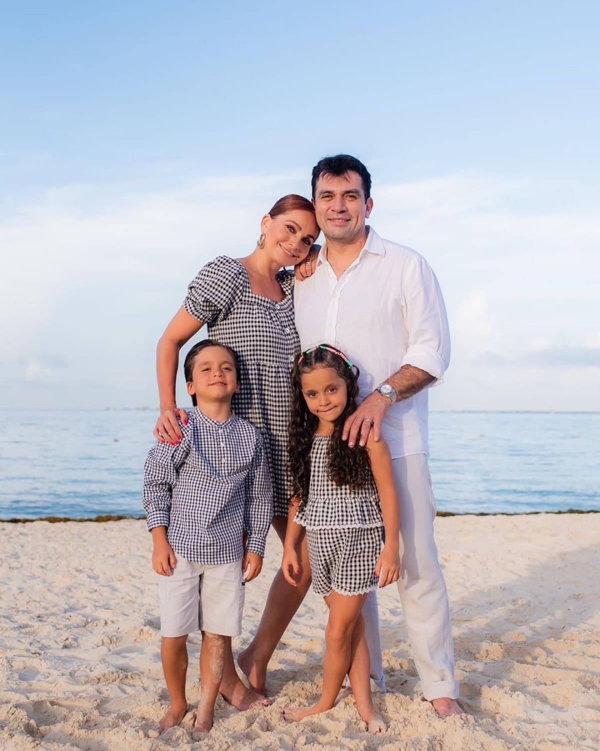 Jorge Salinas y Elizabeth Álvarez organizan tremenda fiesta para sus mellizos: con majestuosos pasteles y show en vivo