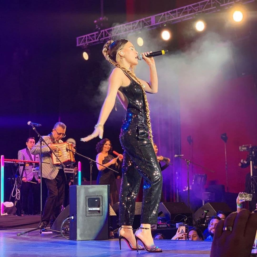 Critican a Belinda por hacer supuesto playback en concierto