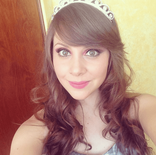 Cervantes también ha modelado y participado en comerciales y campañas publicitarias.