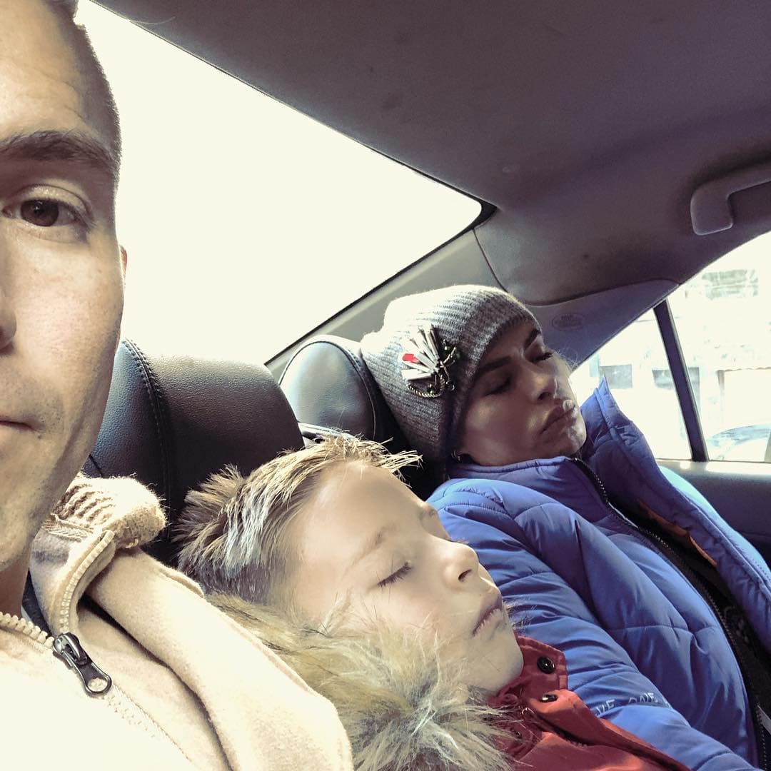 "No aguantan nada". Su marido la agarró in fraganti y le tomó esta instantánea cuando se quedó dormida.