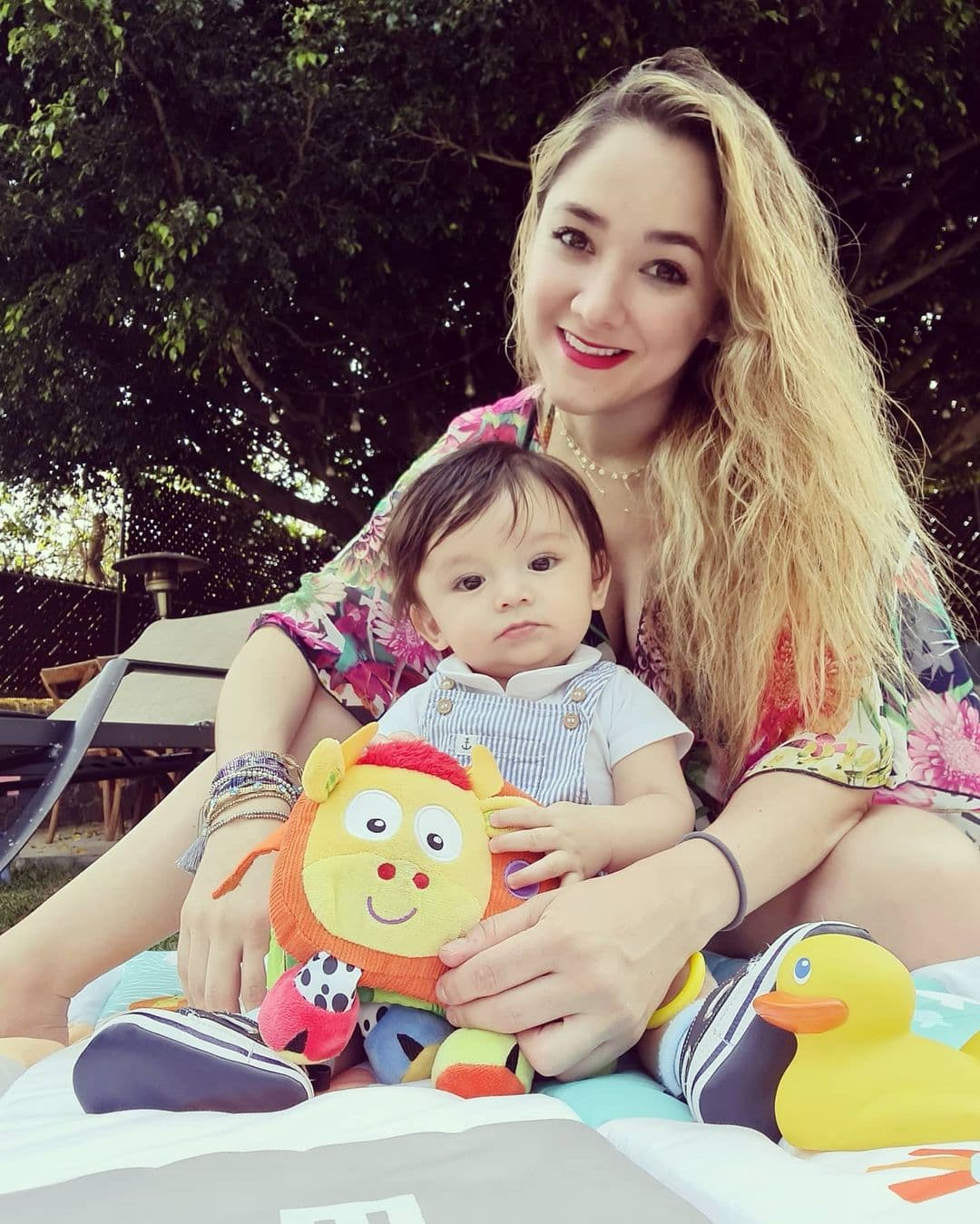 “Ya de regreso al trabajo mis amores. Estoy de vuelta a los foros de televisión, arranco telenovela. Hoy es mi primer día de llamado, estoy contenta. Estoy feliz porque es importante también tener cubierta esa parte profesional que tanto me apasiona. Claro que se siente raro dejar al bebé en casa”, detalló.