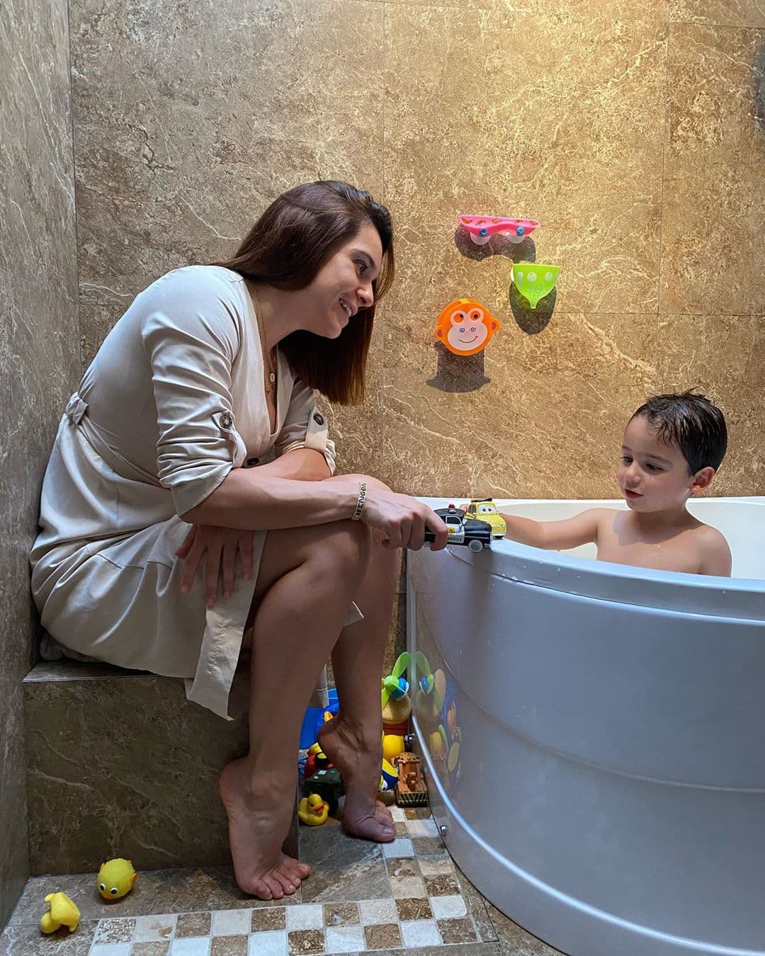 Uno de los baños está forrado en mármol y desde que su hijo Patricio nació fue modificado para poner la bañera del pequeño.