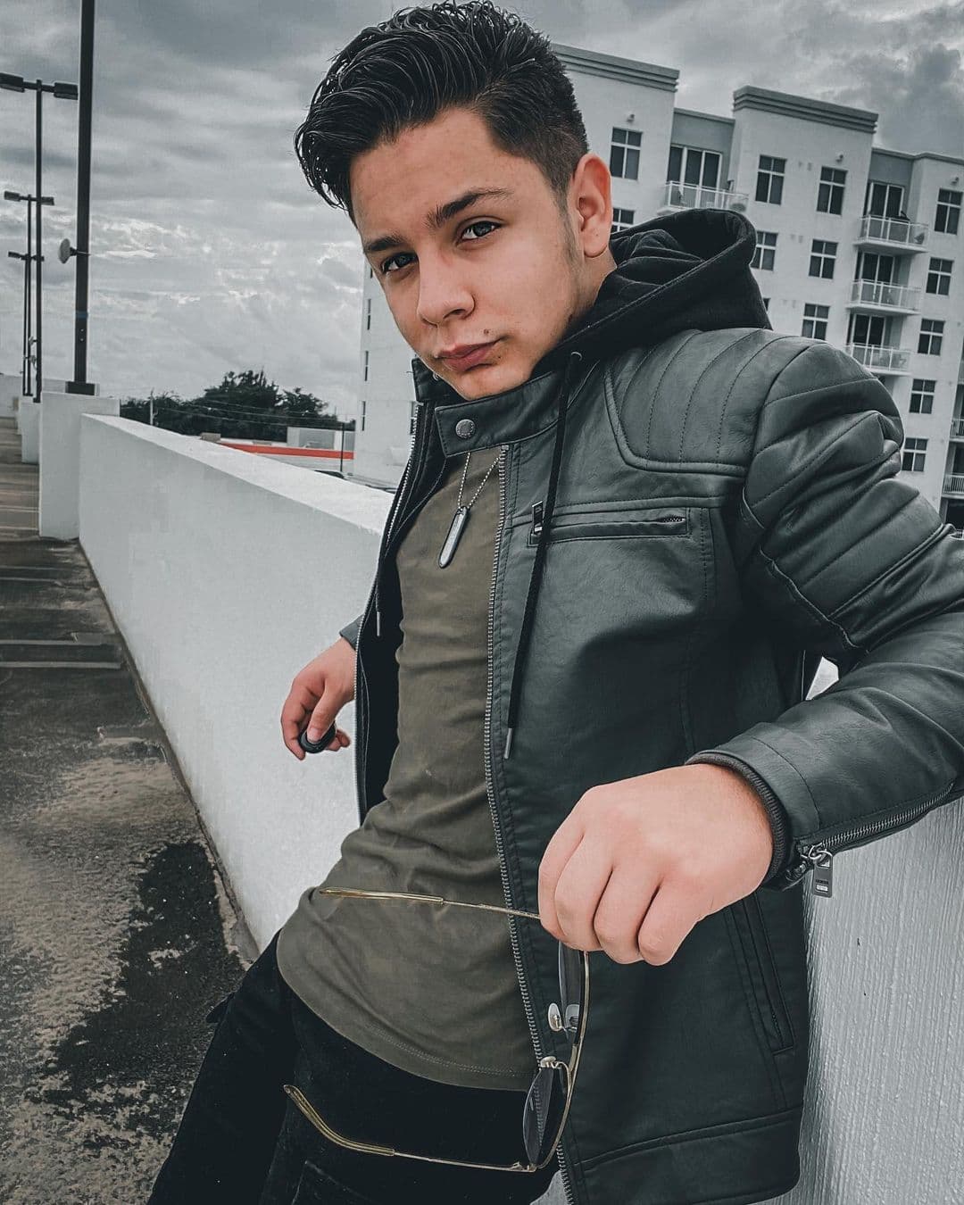 En su cuenta oficial de Instagram, Adrián Escalona afirma que adoptó la actuación como su profesión y a sus 17 años sigue en la industria del entretenimiento.