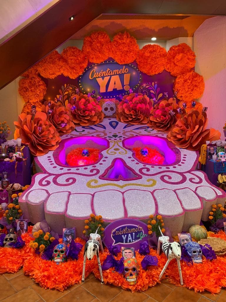 Año con año, la producción de Nino Canún, 'Cuéntamelo ya!', es la encargada de realizar dos espectaculares ofrendas dentro de las instalaciones de Televisa San Ángel.