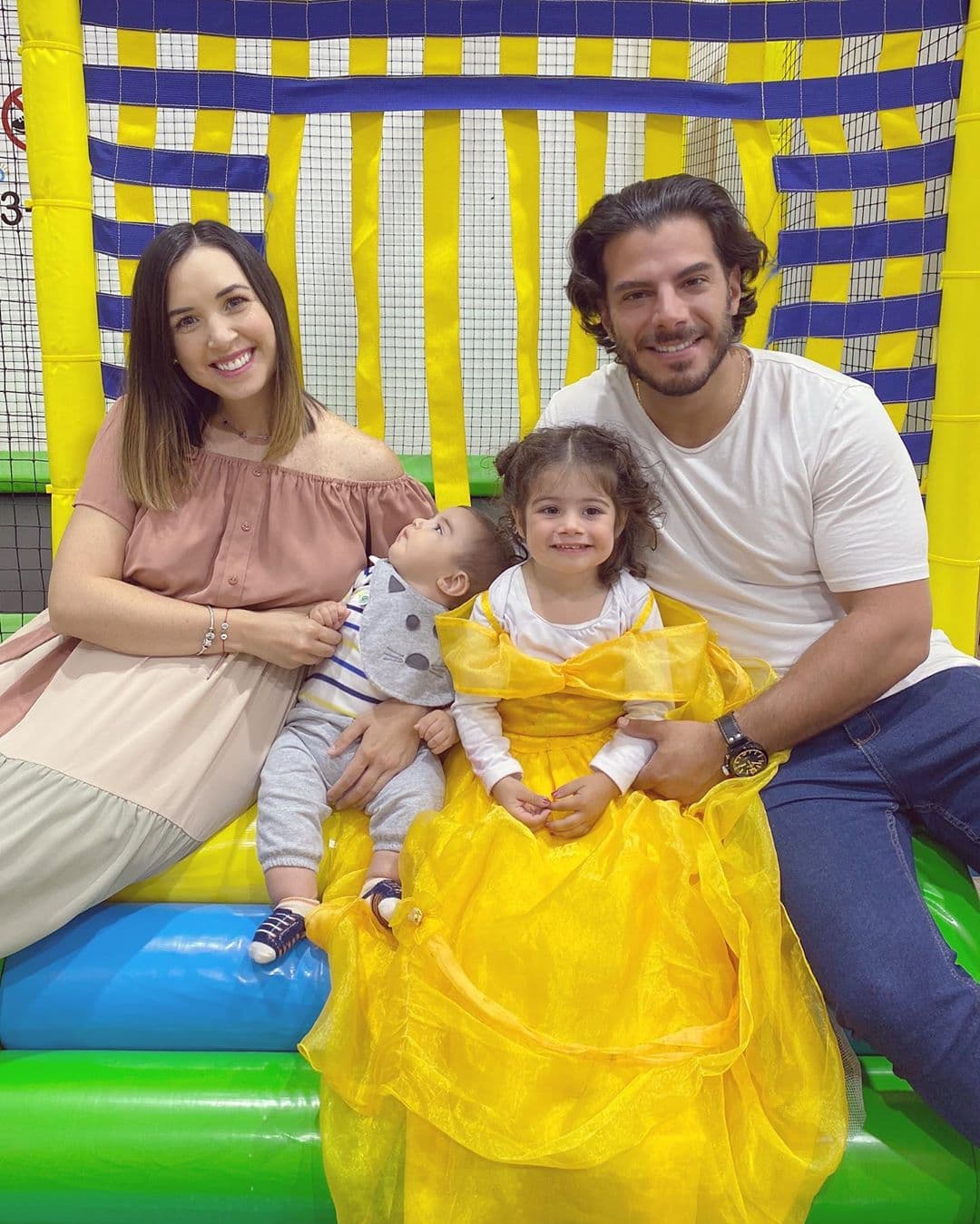 Además de resaltar el look de princesa de Disney que lució su hija el fin de semana, Fátima Torre presumió la hermosa familia que formó al lado de Héctor Salazar desde 2015, año en que contrajeron nupcias.