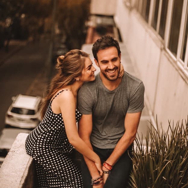 Sofía Castro y Pablo Bernot celebran un año de noviazgo con espectacular campamento