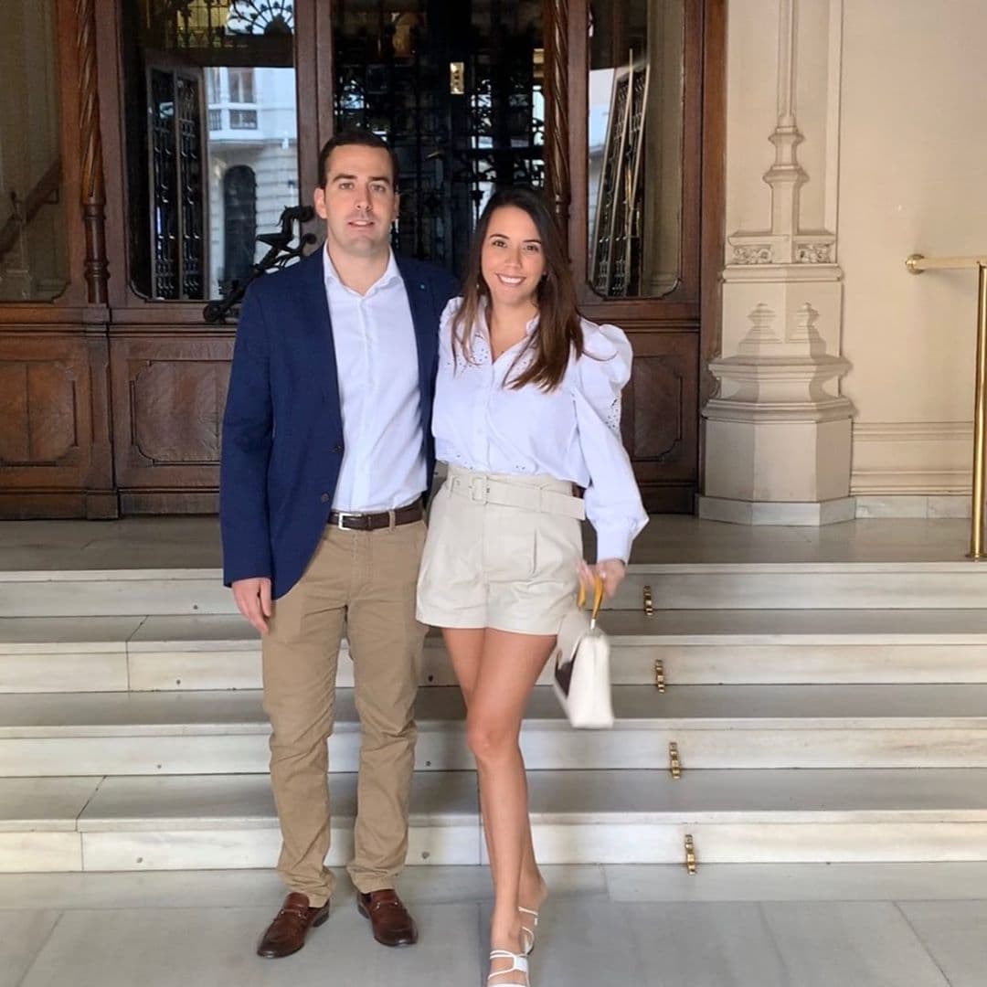 El 1 de octubre de 2019, la primogénita de Julián Gil reveló que legalmente ya era la esposa de Iñigo y que los únicos invitados a esa celebración fueron sus suegros, ya que sus padres no pudieron viajar a España para acompañarla en su boda civil.