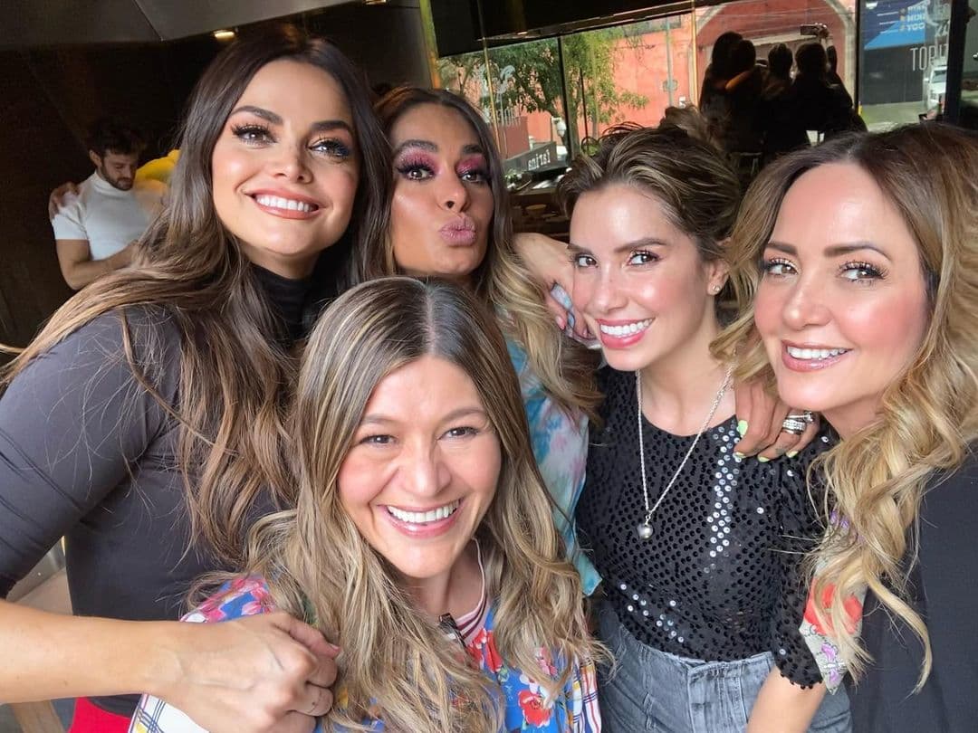 Andrea Legarreta celebra su cumpleaños 50 con tremenda fiesta junto a conductores de Hoy