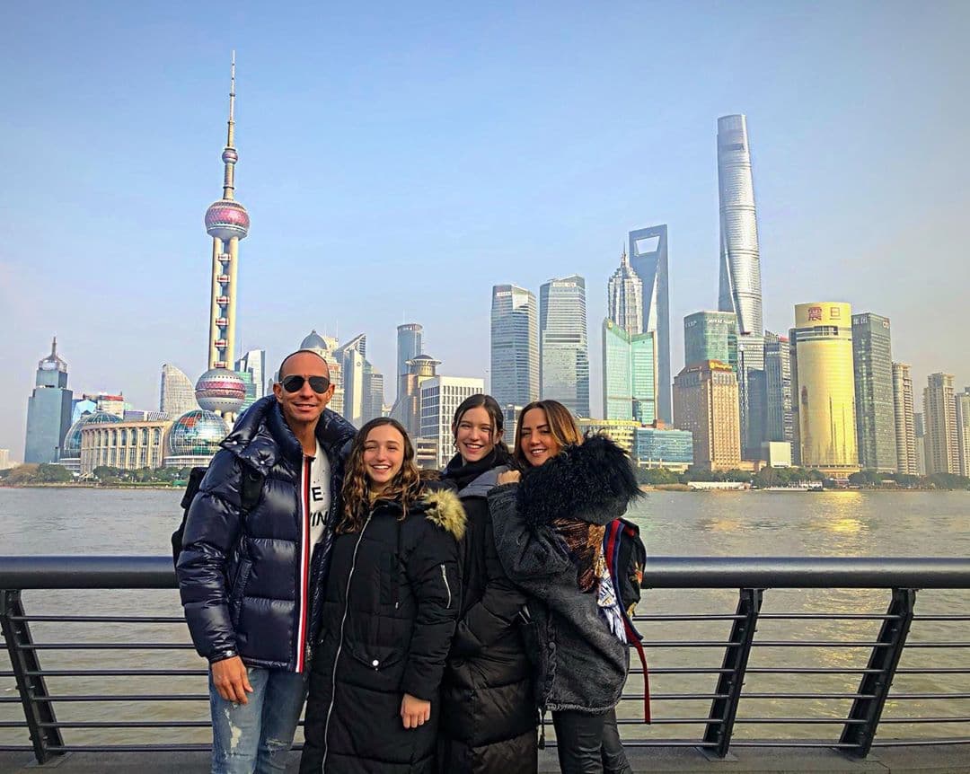 Andrea Legarreta y Erik Rubín cierran el año cumpliendo uno más de sus sueños: conocer China junto a sus dos hermosas hijas, Mía y Nina.
