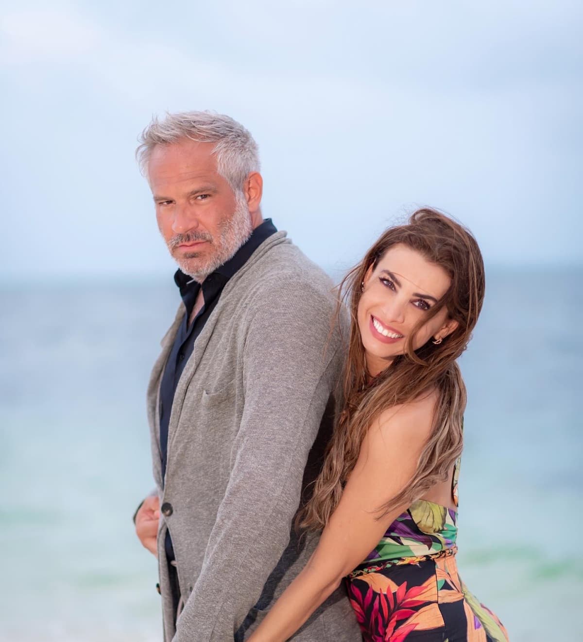 Operan a esposa de Arath de la Torre; revela detalles desde hospital