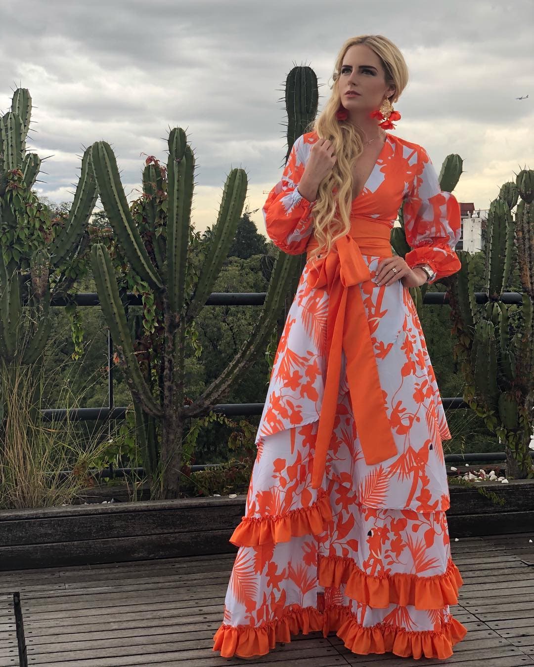 Tania conoció a Enrique Peña Nieto en San Luis Potosi en octubre de 2016 en una boda a la que el expresidente asistió con Angélica Rivera y la modelo con Bobby. Entre los invitados destacaron artistas como Alejandro Fernández y Anahí.