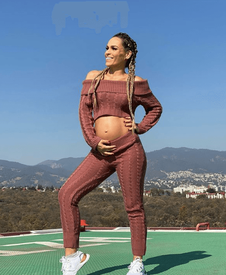 Además de ser una talentosa bailarina que ha brilllado con su participación y coreografías en 'Las Estrellas bailan en Hoy', Jenny García está a tan solo unas semanas de convertirse en madre de un pequeño que llevará por nombre Luca, junto a su novio Fernando Moreno. Conócelo, a continuación.