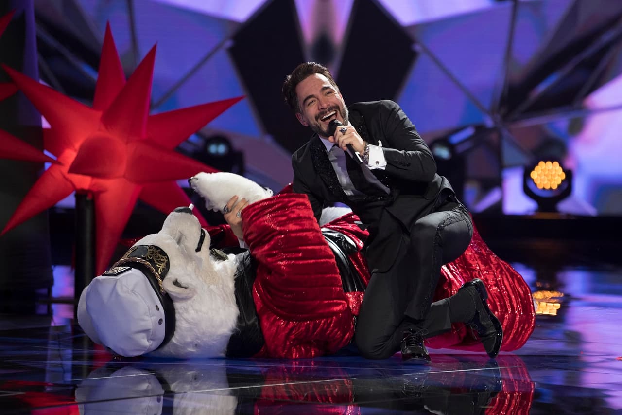 Durante la semifinal, el conductor se llevó tan bien con Oso Polar, que jugaron a un duelo de cosquillas.