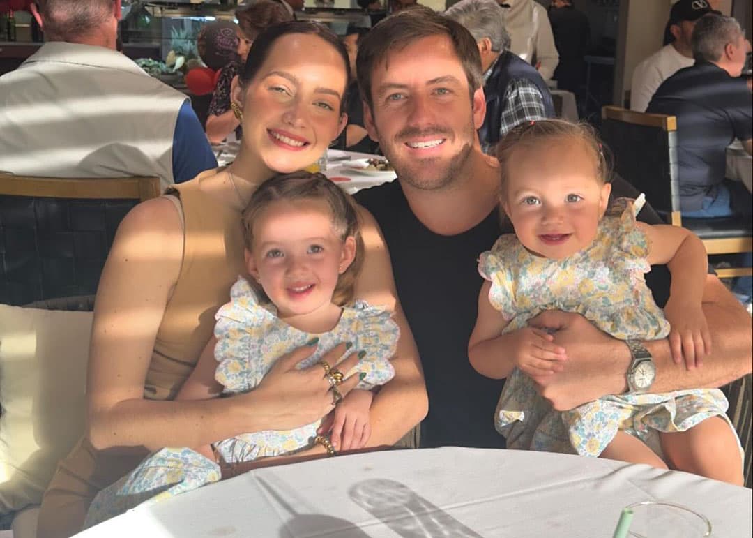 Juan Diego Covarrubias con su esposa Renata Haro y sus hijas Renata y Mikaela