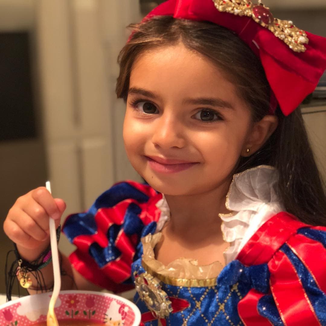 Desde que Aitana llegó a este mundo, sus famosos padres y sus medios hermanos compartieron en redes sociales infinidad de fotografías de la menor, quien según Vadhir Derbez llegó a unir más a la familia.