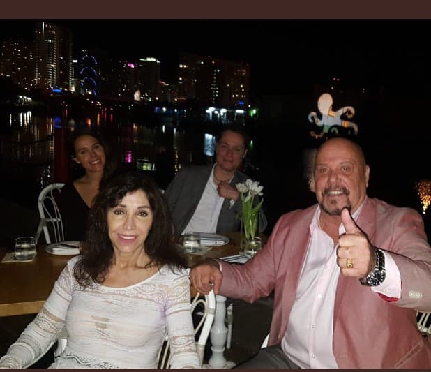 Enrique Bermúdez y Leticia Torres se casaron desde muy jóvenes. Como fruto de su matrimonio nacieron sus dos hijos: Enrique Vadhir y Jordana.