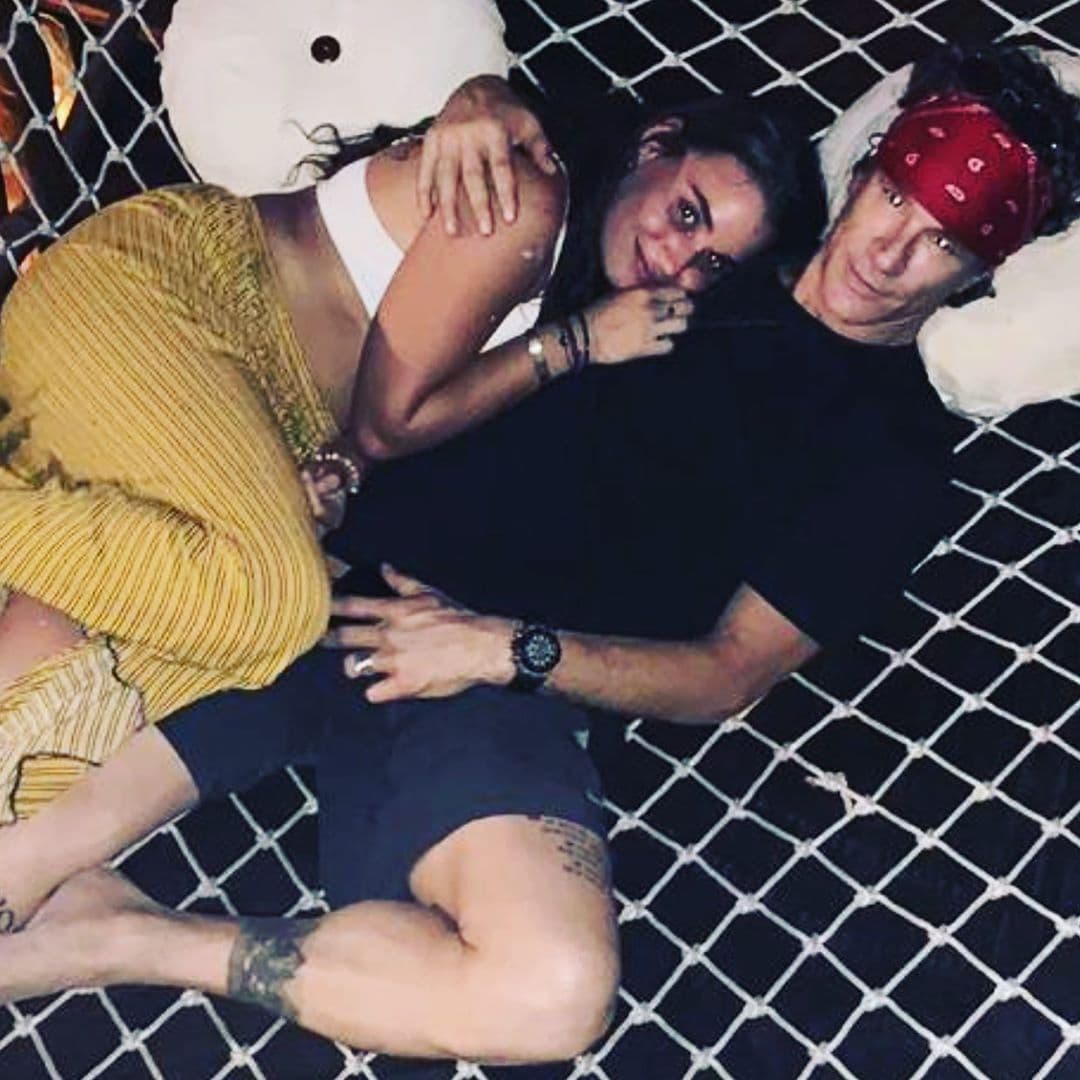 Semanas después, Fernando Carrillo se sinceró y reveló algunos detalles de su relación. “Se llama María Gabriela y de verdad me ha hecho entender lo que es el verdadero amor, que es leal, fiel, comprensivo, paciente. Te cae el veinte en la vida con los años y vivo el momento de mi vida más feliz, creo en las almas gemelas y vuelvo a creer en el amor y en el matrimonio”, compartió el pasado 14 de abril a De Primera Mano.