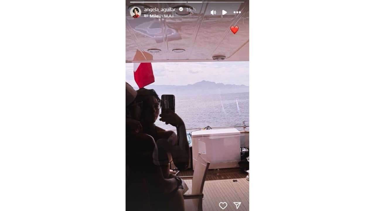 Ángela Aguilar presume foto con Nodal.